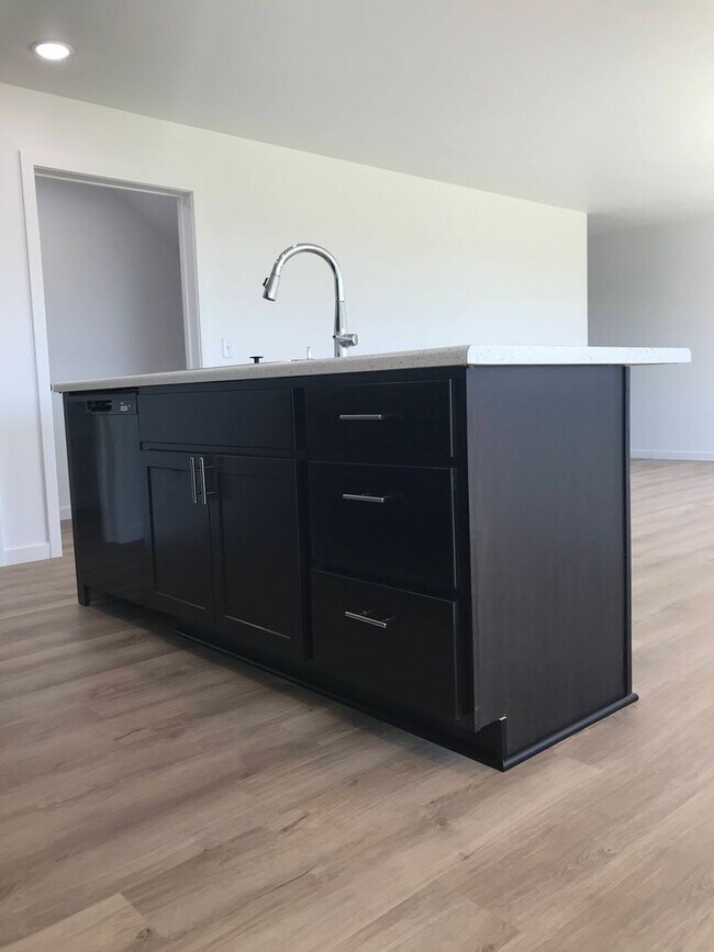 Building Photo - Executive Rental -  4 Bedroom 3 Baths