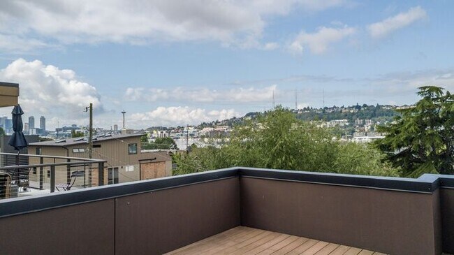 Building Photo - Gorgeous VIEW Townhome w/ 2 Master Suites in Coveted Eastlake