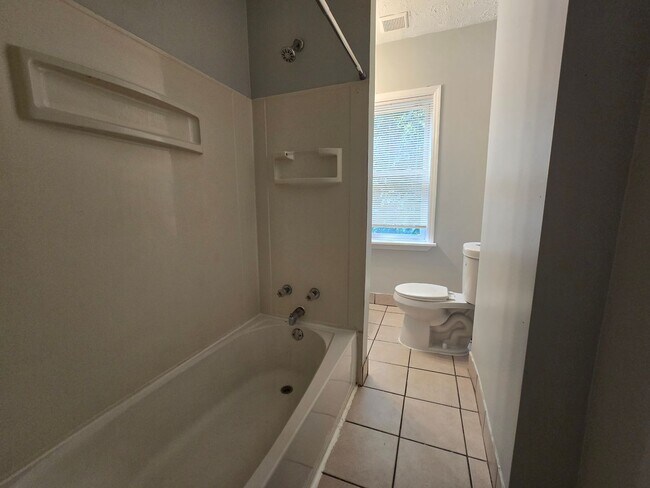 Building Photo - Convenient to Downtown and UC!