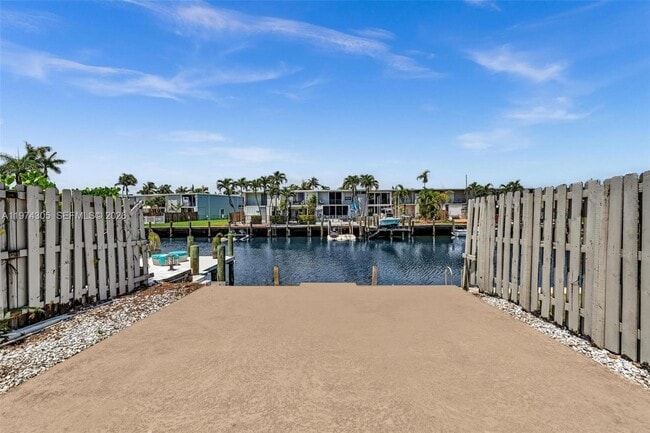 Building Photo - 825 NE 26th Ave