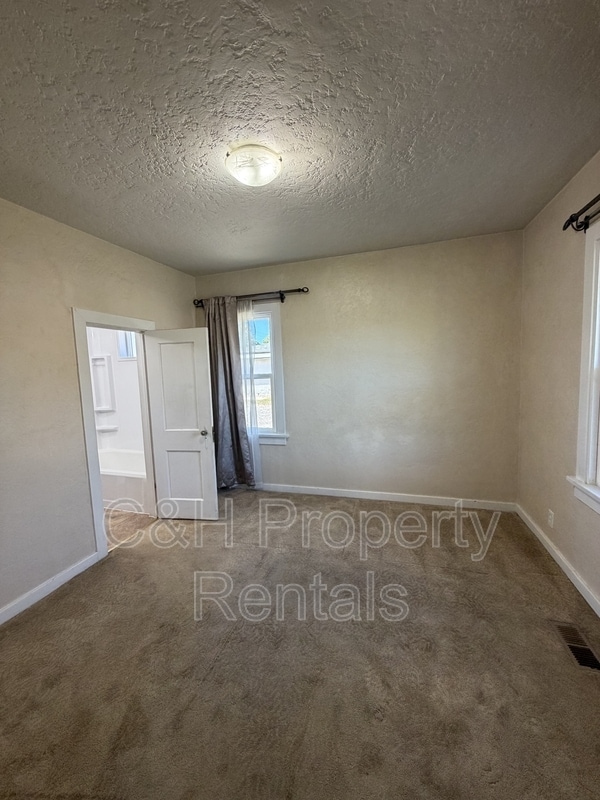 Building Photo - 1230 Broadwater Ave