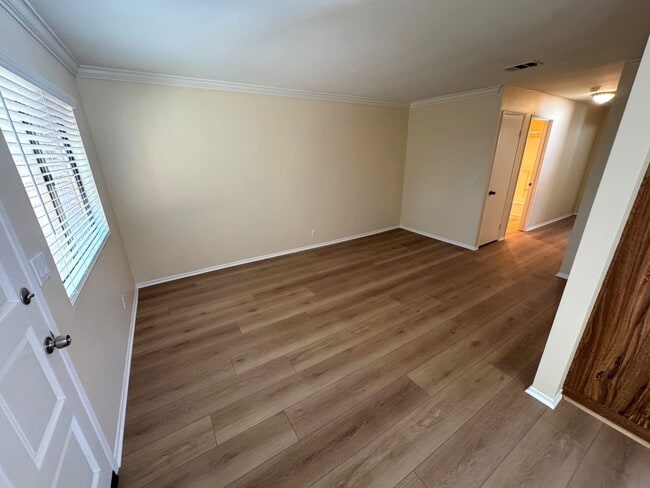 Building Photo - Beautiful 2+1.75 Upstairs Condo in Desirab...