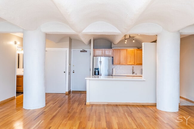 Building Photo - 345 N Canal St