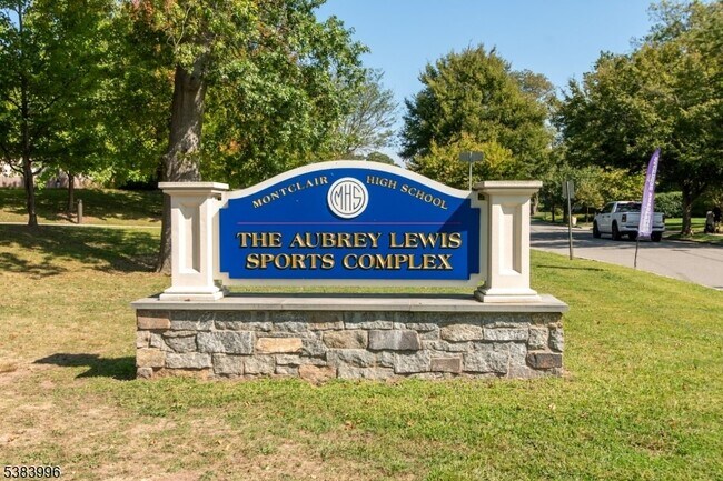 Building Photo - 207 N Fullerton Ave