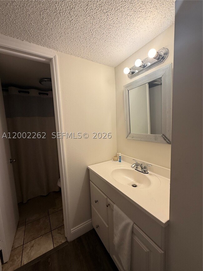 Building Photo - 9440 Live Oak Pl