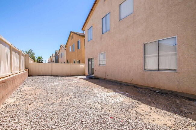 Building Photo - Cute 5 Bedroom Home with a 3 Car Garage!