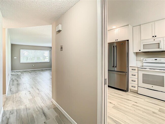 Building Photo - 4575 Cove Cir