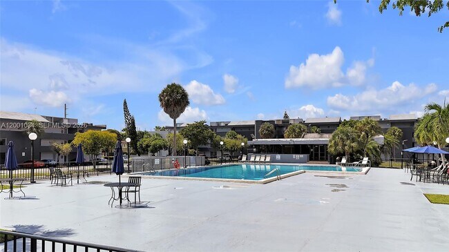 Building Photo - 210 Fontainebleau Blvd