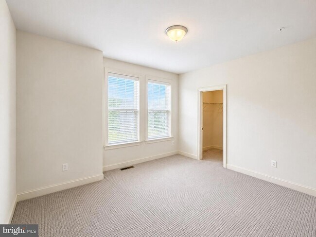 Building Photo - 3332 Burton Dr