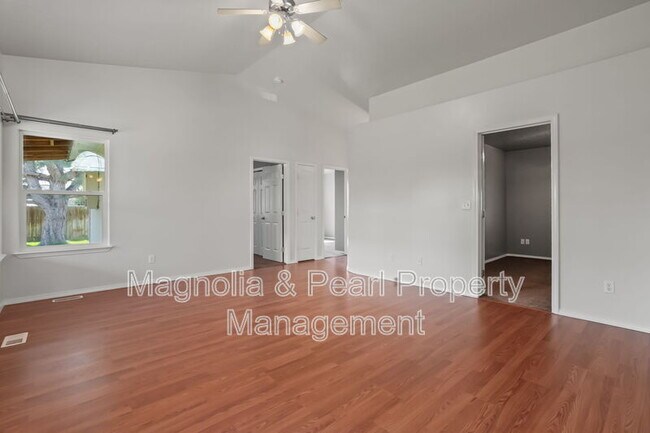 Building Photo - 979 Peregrine Dr