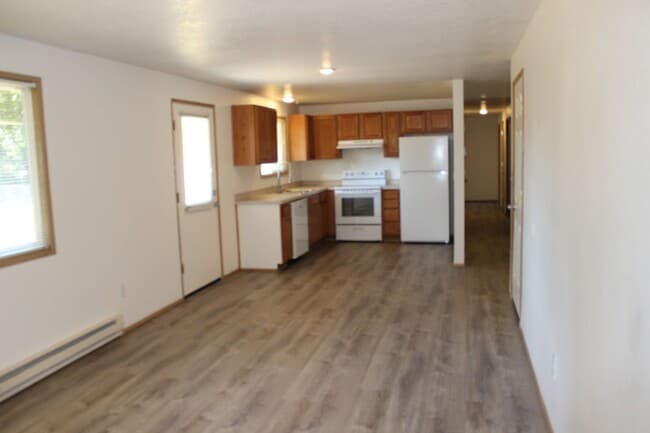 Building Photo - 4 bedroom 2 bath house