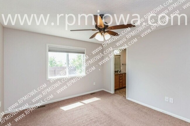 Building Photo - 5016 NE Innsbruck Dr
