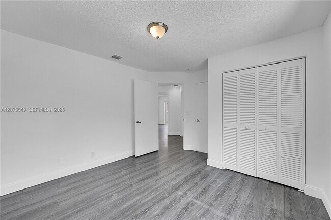 Building Photo - 11201 Lakeview Dr