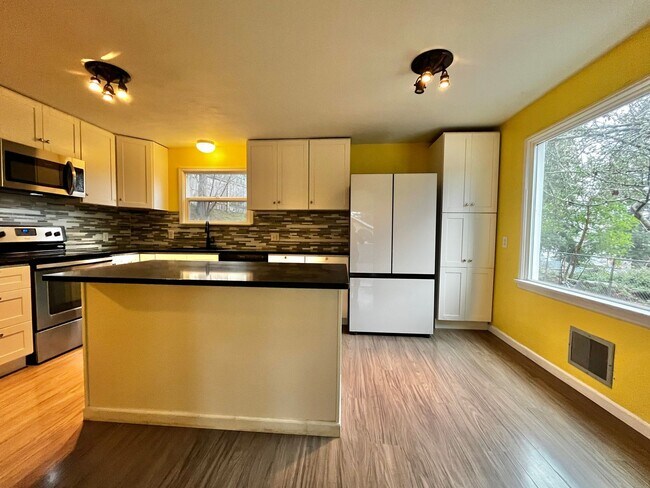 Building Photo - Cozy Bremerton Home on Large Corner Lot