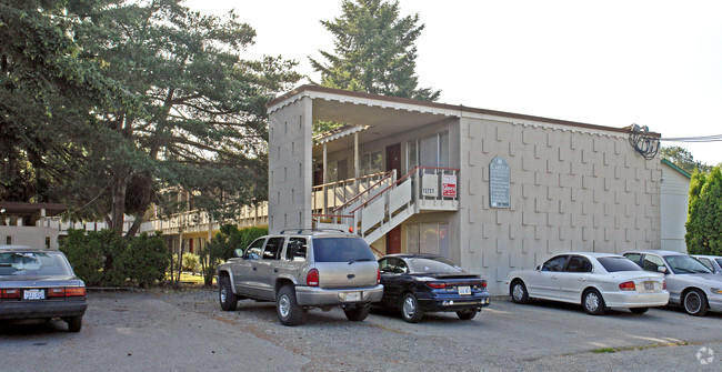 Primary Photo - Carlyle Apartments