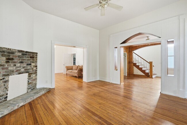 Building Photo - Beautiful Victorian Home for Lease in the Heart of Savannah