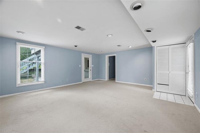Building Photo - 207 Farmington Rd