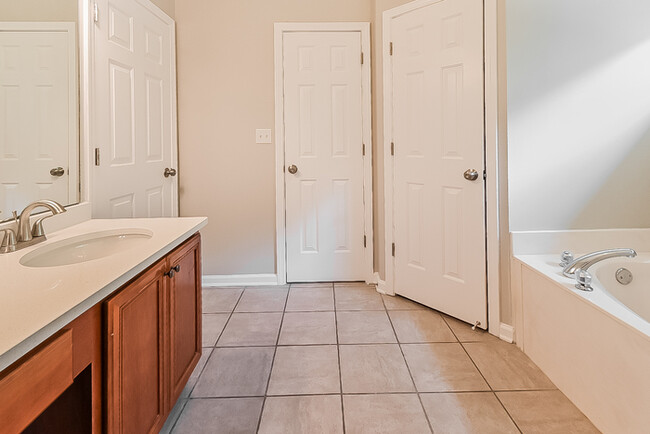 Building Photo - Comfort & Charm in Olive Branch