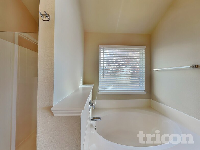 Building Photo - 5817 Parkview Hills Ln