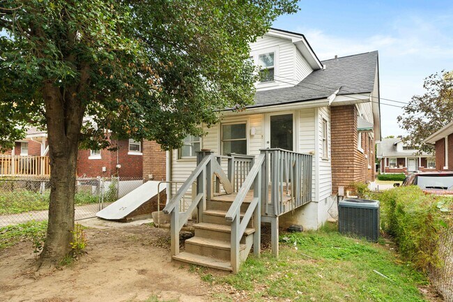 Building Photo - 2416 Sherry Rd