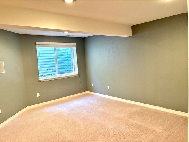 Building Photo - Beautiful and Spacious 3 Bed, 3.5 Bath Townhome in SE Fort Collins. Detached 1 Car Garage. Water/...