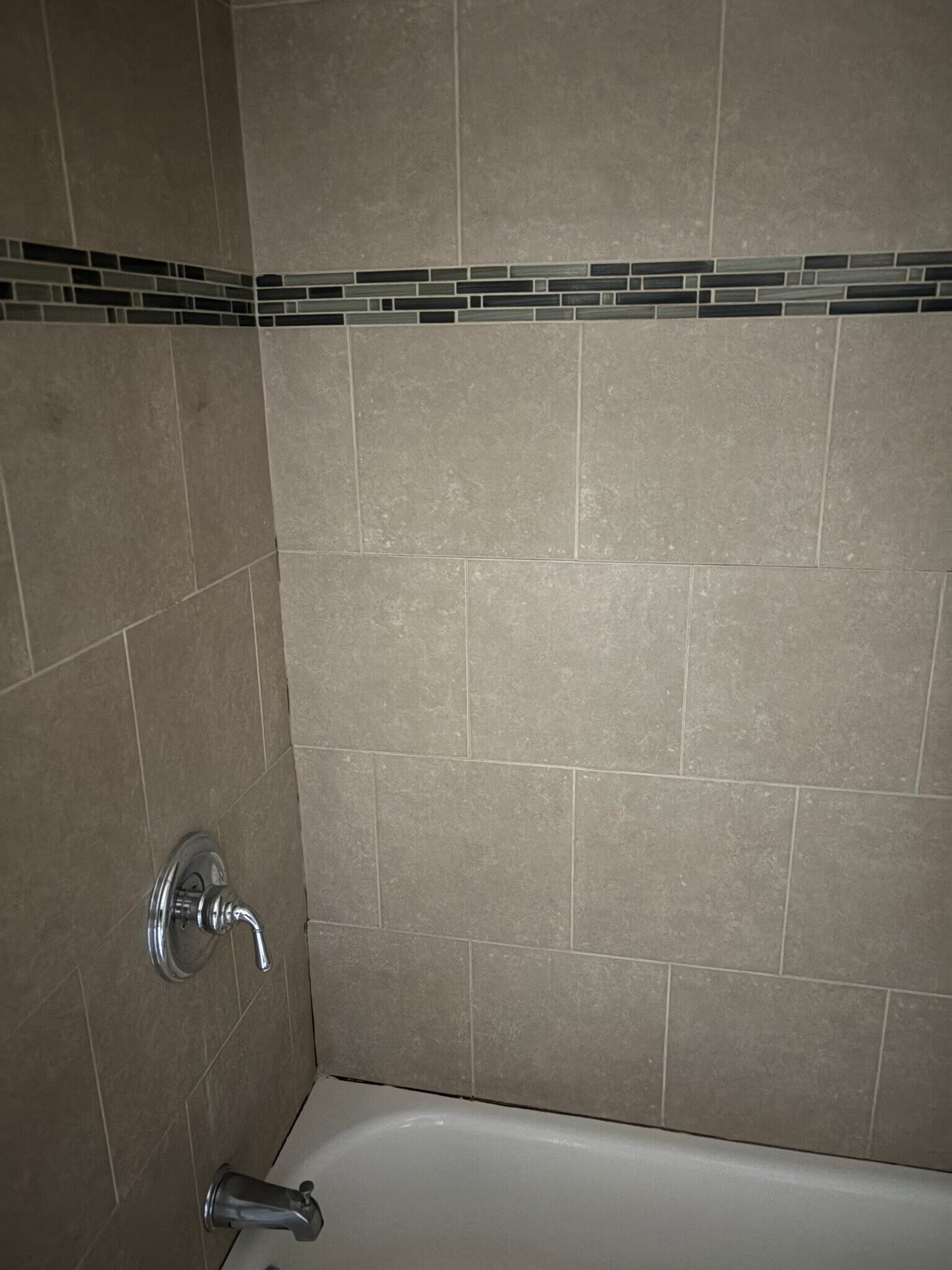 Building Photo - 1515 W Wilson Ave