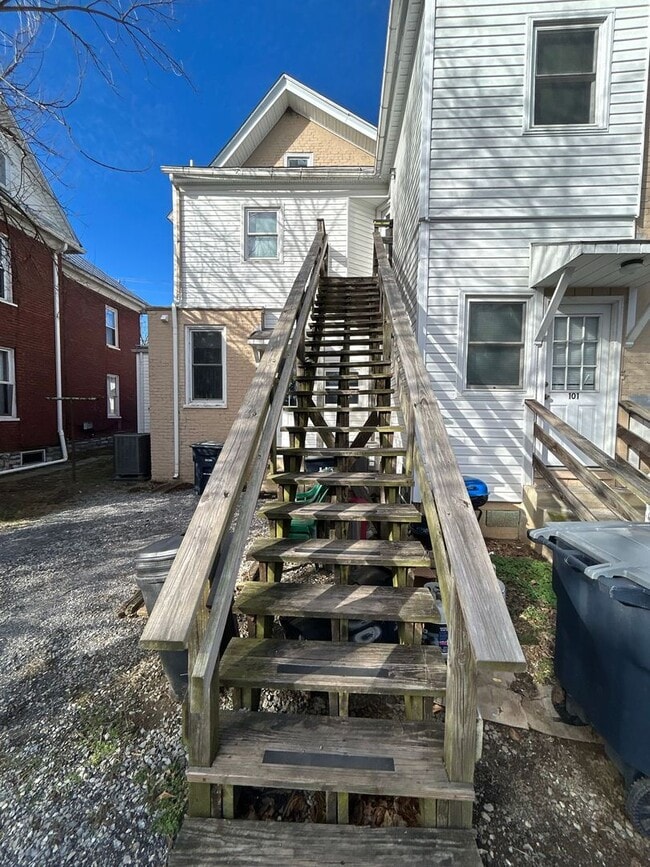 Building Photo - 330 N High St