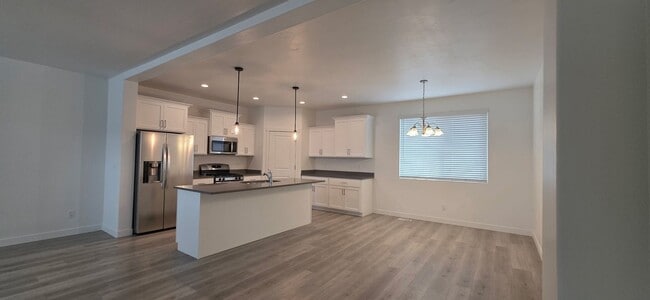 Building Photo - Rockwell Townhome in American Fork - For Rent - 3 Bedroom 2.5 Bath - Pool & Clubhouse