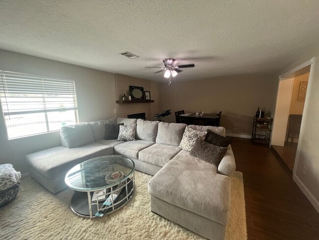 Building Photo - 5119 Ferncrest Dr