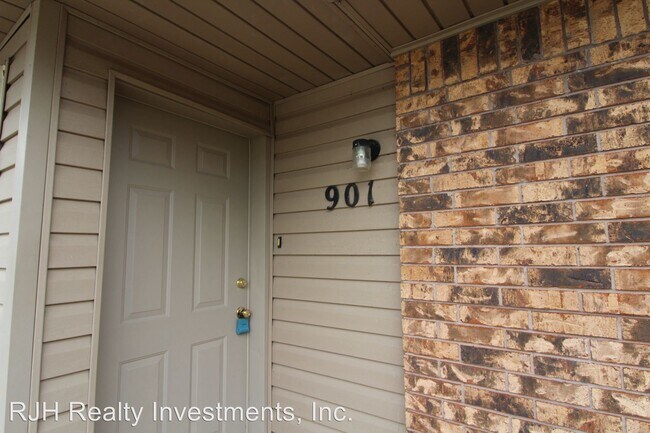 Building Photo - 901-903 Acacia Cir