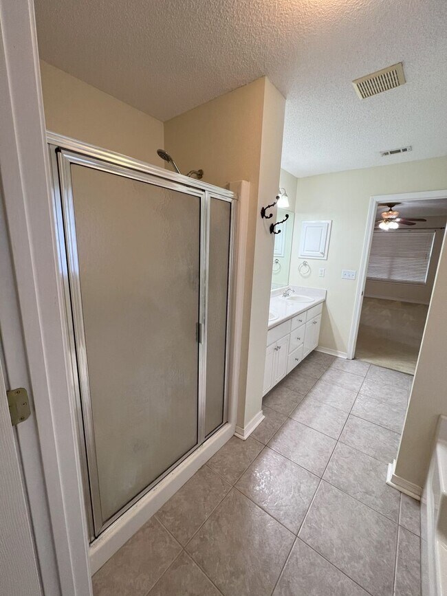 Building Photo - GREAT 4 BED / 2 BATH IN Crestview