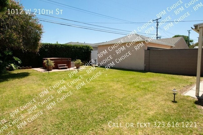 Building Photo - 1012 W 210th St