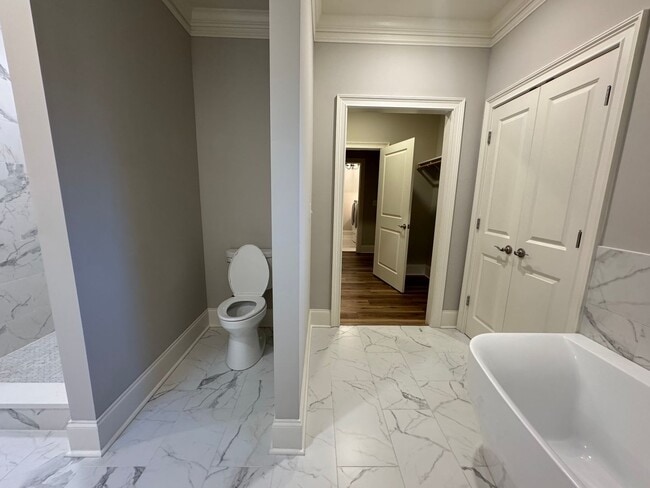 Building Photo - Grandeur Brick 4/3.5 with Bonus Room in Th...