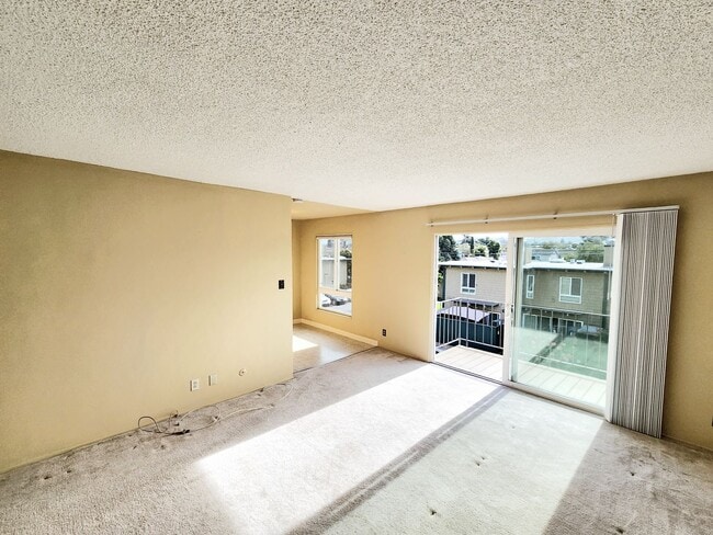 Building Photo - Woodlake Studio