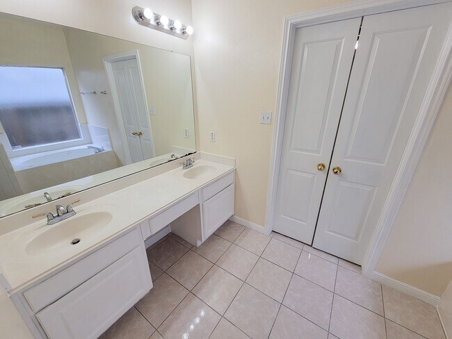 Building Photo - NICE CLEAN HOME. FORMAL LIVING DINING , DEN, BIG KITCHEN WITH BRAKFAST ROOM. TILE FLOOR IN KITCHE...