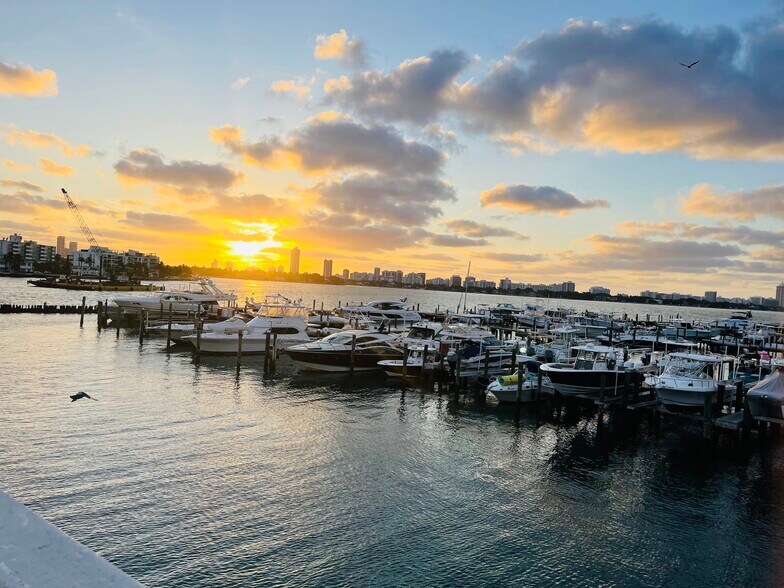 Building Photo - 7601 E Treasure Dr