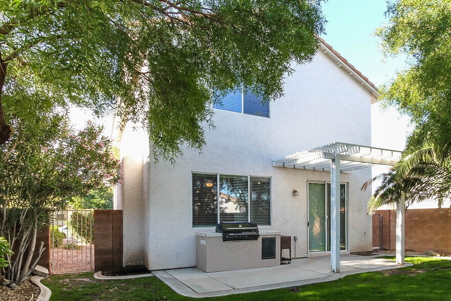 Building Photo - 2422 Predera Ave