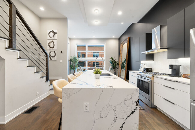 Building Photo - 2019 N Bingham St