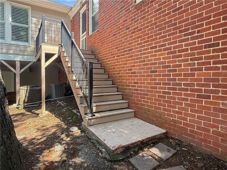 Building Photo - 656 Timm Valley Rd NE