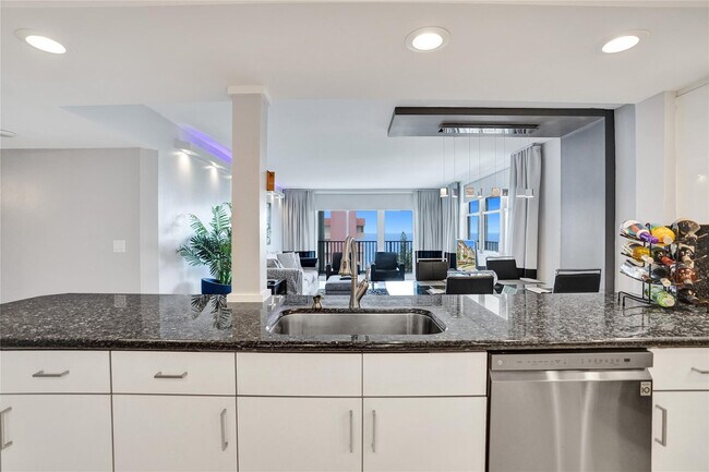 Building Photo - 1150 Hillsboro Mile