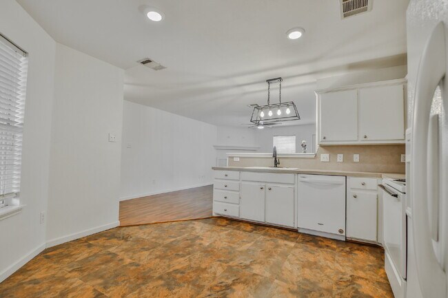 Building Photo - Wonderful 3/2/2 in North Lubbock!
