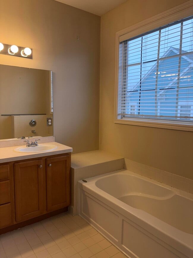 Building Photo - 534 Constitution St