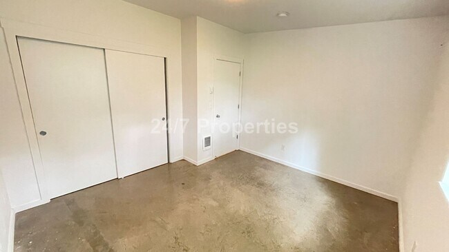 Building Photo - Modern 2 BD | 1 BA Duplex - SE PDX