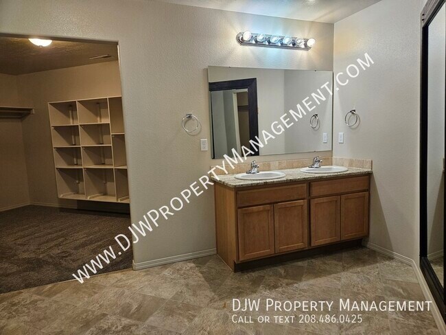 Building Photo - 4110 W Meadowpine St