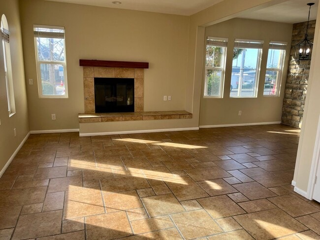 Building Photo - Beautiful 3 bed 2 bath townhome