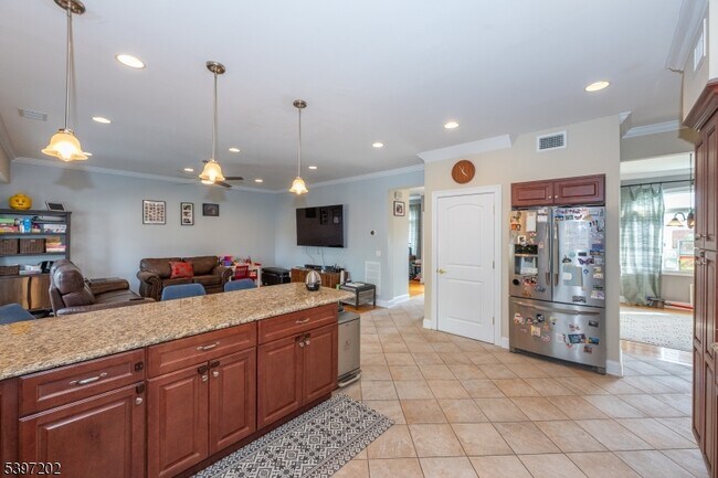 Building Photo - 27 Evergreen Ave