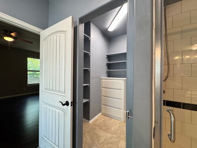 Building Photo - Spacious 3 Bedroom 2.5 Bath Home Near Okla...
