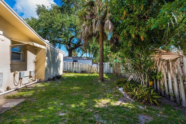 Building Photo - 8642 Sunset Dr