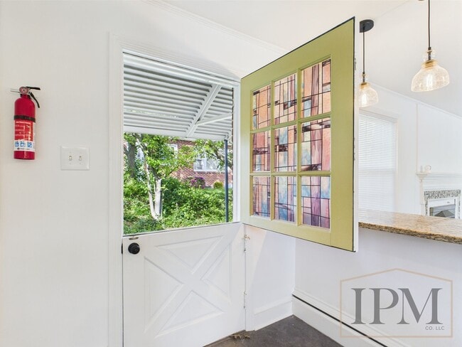 Building Photo - Available Now- Charming 3 Bedroom, 1 Bath ...