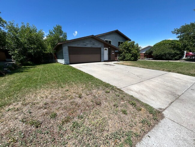 Building Photo - 5 Bed 2 Bath Home with 2 Car Attached Gara...